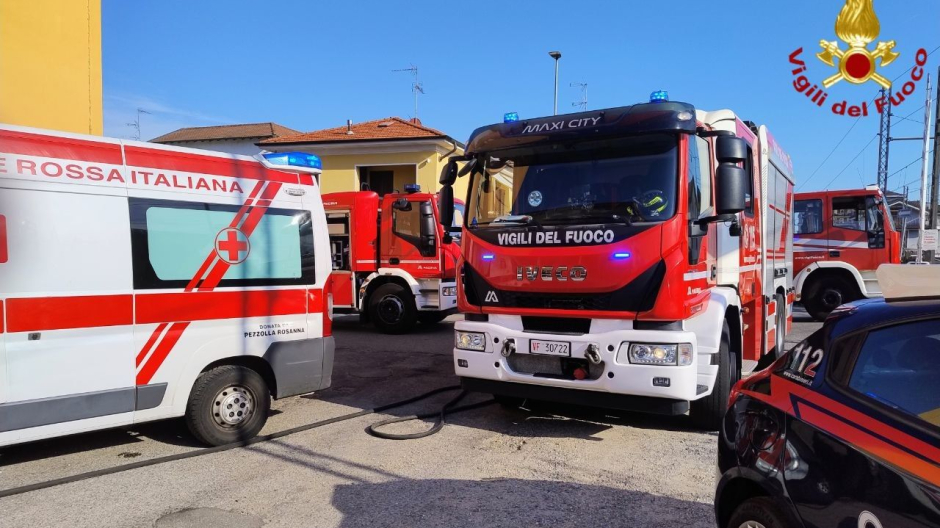 Incendio di un balcone, intervento dei vigili del fuoco